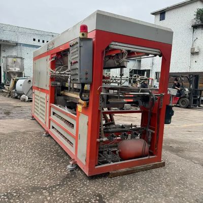 750*500mmの形状の領域を持つ自動熱形作機